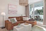 Ferienwohnung Küstenglück Aparthotel Zingst - Wohnzimmer mit einladender Couch - Küstenglück - Top-Hundeurlaub