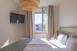 Ferienwohnung Küstenglück Aparthotel Zingst - Blick aus dem fenster des Schlafzimmers und Doppelbett mit TV - Küstenglück - Top-Hundeurlaub