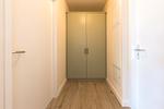 Ferienwohnung Küstenglück Aparthotel Zingst - Blick in den Flur mit großem Kleiderschrank - Küstenglück - Top-Hundeurlaub