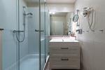 Ferienwohnung Küstenglück Aparthotel Zingst - modernes Badezimmer mit Waschbecken und Dusche - Küstenglück - Top-Hundeurlaub