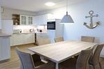 Ferienwohnung Herzog Barnim Aparthotel Zingst - Küchenbereich mit Esstisch - Herzog Barnim - Top-Hundeurlaub