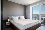 Panorama Suite Waren Schlafzimmer mit Zugang zum Balkon - Panorama Suite - Top-Hundeurlaub