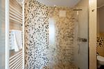 Panorama Suite Waren Schlafzimmer mit ebenerdiger Dusche - Panorama Suite - Top-Hundeurlaub
