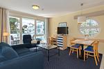 Ferienwohnung Bernsteinwind in Zingst - Wohnzimmer mit Ausblick - Bernsteinwind - Top-Hundeurlaub