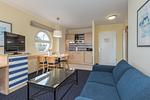Ferienwohnung Bernsteinwind in Zingst - Wohnbereich mit offener Küche - Bernsteinwind - Top-Hundeurlaub