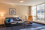 Ferienwohnung An de See Blick auf die Couch im Wohnzimmer - An de See - Top-Hundeurlaub