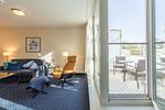 Ferienwohnung An de See Wohnzimmer mit Zugang zum Balkon - An de See - Top-Hundeurlaub