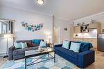 Ferienwohnung Seehund Zingst – Offener Wohn- und Küchenbereich mit zwei Sofas im maritimen Stil - Seehund - Top-Hundeurlaub