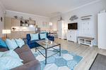 Ferienwohnung Seehund Zingst – Großzügiger Wohnbereich mit zwei Sofas, Küche, Essplatz und TV - Seehund - Top-Hundeurlaub