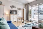Ferienwohnung Seehund Zingst – Wohnbereich mit TV und Zugang zur Terrasse - Seehund - Top-Hundeurlaub
