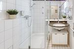 Ferienwohnung Seehund Zingst – Modernes Badezimmer mit Dusche und Waschbecken - Seehund - Top-Hundeurlaub