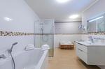 Ferienwohnung Müritzsonne Hafenresidenz Waren (Müritz) - Bad mit Badewanne und Glas-Dusche - Müritzsonne - Top-Hundeurlaub