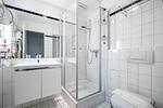 Ferienwohnung Bina Zingst - Blick ins Badezimmer mit Glasdusche und Toilette - Bina - Top-Hundeurlaub