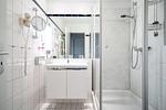 Ferienwohnung Bina Zingst - Blick ins Badezimmer mit Waschbecken und Glasdusche - Bina - Top-Hundeurlaub
