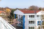 Ferienwohnung Bina Zingst - Außenansicht auf das gebäude im Sonnenschein - Bina - Top-Hundeurlaub