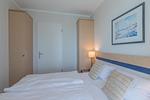 Ferienwohnung Bina Zingst - Blick ins Schlafzimmer mit Doppelbett und Kleiderschränken - Bina - Top-Hundeurlaub