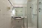 Ferienwohnung Bina Zingst - Blick ins Badezimmer mit Waschbecken und Glasdusche - Bina - Top-Hundeurlaub