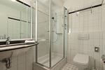 Ferienwohnung Bina Zingst - Blick ins Badezimmer mit Glasdusche und Toilette - Bina - Top-Hundeurlaub