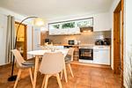Blumenhaus in Waren Blick auf die offene Küche mit Essbereich - Blumenhaus - Top-Hundeurlaub
