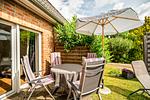 Blumenhaus in Waren Terrasse im Garten mit Sitzmöbeln - Blumenhaus - Top-Hundeurlaub