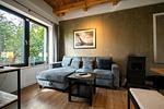Ferienhaus Große Sommerliebe Waren (Müritz) - Gemütliches Wohnzimmer mit moderner Couch und großem Fenster - Große Sommerliebe - Top-Hundeurlaub