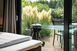 Ferienhaus Große Sommerliebe Waren (Müritz) - Sonnige Terrasse mit gemütlicher Sitzecke, Grillmöglichkeit und Blick ins - Große Sommerliebe - Top-Hundeurlaub