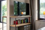 Ferienhaus Große Sommerliebe Waren (Müritz) - Helles Wohnzimmer mit großem Fernseher, gemütlicher Leseecke und direktem - Große Sommerliebe - Top-Hundeurlaub