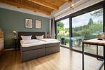 Ferienhaus Große Sommerliebe Waren (Müritz) - Modernes Schlafzimmer mit komfortablem Doppelbett und Zugang zur Terrasse - Große Sommerliebe - Top-Hundeurlaub
