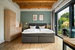 Ferienhaus Große Sommerliebe Waren (Müritz) - Gemütliches Schlafzimmer mit großem Doppelbett und viel Stauraum - Große Sommerliebe - Top-Hundeurlaub