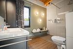 Ferienhaus Große Sommerliebe Waren (Müritz) - Modernes Badezimmer mit bodentiefer Dusche und stilvollen Details - Große Sommerliebe - Top-Hundeurlaub