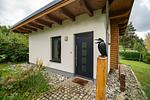 Ferienhaus Kleine Sommerliebe Waren (Müritz) -  Moderner Eingangsbereich mit Garten und dekorativem Metallvogel - Kleine Sommerliebe - Top-Hundeurlaub