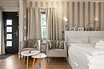 Ferienhaus Kleine Sommerliebe Waren (Müritz) - Gemütliches Schlafzimmer mit Doppelbett und Sitzecke - Kleine Sommerliebe - Top-Hundeurlaub