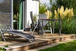 Ferienhaus Kleine Sommerliebe Waren (Müritz) - Gemütliche Außenterrasse mit Liegestuhl und Gartentisch - Kleine Sommerliebe - Top-Hundeurlaub