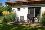 Ferienhaus Kleine Sommerliebe Waren (Müritz) - Sonnige Holzterrasse mit Gartenmöbeln und Liegen - Kleine Sommerliebe - Top-Hundeurlaub