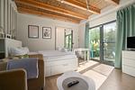Ferienhaus Kleine Sommerliebe Waren (Müritz) - Helles Schlafzimmer mit Doppelbett, Sitzbereich und Zugang zur Terrasse - Kleine Sommerliebe - Top-Hundeurlaub