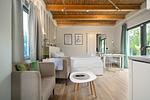 Ferienhaus Kleine Sommerliebe Waren (Müritz) - Offenes Wohn- und Schlafzimmer mit Sitzecke, Doppelbett und Schreibtisch - Kleine Sommerliebe - Top-Hundeurlaub