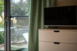 Ferienhaus Kleine Sommerliebe Waren (Müritz) - TV-Bereich mit Kommode und Blick auf die Terrasse - Kleine Sommerliebe - Top-Hundeurlaub