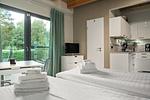 Ferienhaus Kleine Sommerliebe Waren (Müritz) - Schlafzimmer mit Doppelbett, Küchenzeile und Zugang zur Terrasse - Kleine Sommerliebe - Top-Hundeurlaub