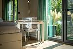 Ferienhaus Kleine Sommerliebe Waren (Müritz) - Lichtdurchfluteter Ess- und Arbeitsbereich am Fenster - Kleine Sommerliebe - Top-Hundeurlaub
