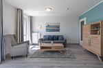 Ferienwohnung Ostseesonne Zingst - helles Wohnzimmer mit Couch und Sessel - Ostseesonne - Top-Hundeurlaub