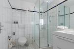 Ferienwohnung Ostseesonne Zingst - Badezimmer  it moderner Glasdusche, Waschbecken und Toilette - Ostseesonne - Top-Hundeurlaub