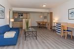 Ferienwohnung Seebär in Zingst - offnener Wohnbereich mit Küchenzeile - Seebär - Top-Hundeurlaub