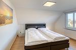 Ferienhaus Casa Castagno Blick in eins der Schlafzimmer mit Doppelbett - Casa Castagno - Top-Hundeurlaub