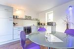 in den Wohnbereich integrierte offene Küche - Sassnitz - Ferienwohnung 1 im Appartementhaus Hafenriff - Top-Hundeurlaub