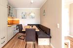 Ferienwohnung Aparthotel Zingst Heymat - Küchenzeile mit Sitzecke - Heymat - Top-Hundeurlaub