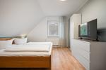 Ferienhaus Aurora Roebel Schlafzimmer 1 im Obergeschoss mit TV - Aurora - Top-Hundeurlaub