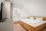 Ferienhaus Aurora Roebel Schlafzimmer 2 im Obergeschoss mit TV - Aurora - Top-Hundeurlaub