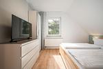 Ferienhaus Aurora Roebel Schlafzimmer 3 im Obergeschoss mit TV - Aurora - Top-Hundeurlaub