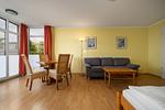 Ferienwohnung Abendsonne Waren - offener Wohnbereich mit gemütlichem schwarzen Sofa - Abendsonne - Top-Hundeurlaub