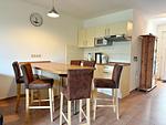 Wohnzimmer mit Essplatz und integrierter Küche - Ferienwohnung im Reihenhaus Petermann 3 - Top-Hundeurlaub